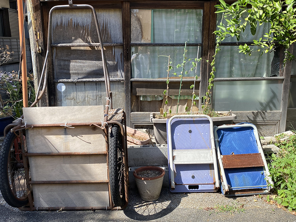 “Trailer and Hand Carts” Yanaka,Tokyo (iPhone 11)